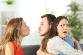 Mudah Berpaling, 5 Zodiak Cewek Suka Berselingkuh