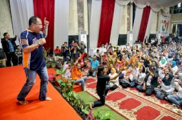 Gelar Nobar, Danny Sambut Ratusan Relawan Jokowi-Ma'ruf di Kediaman Pribadinya