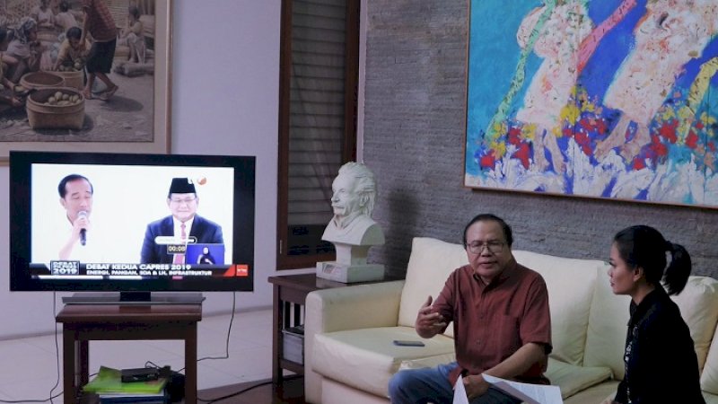 Rizal Ramli menyaksikan debat capres di kediamannya.