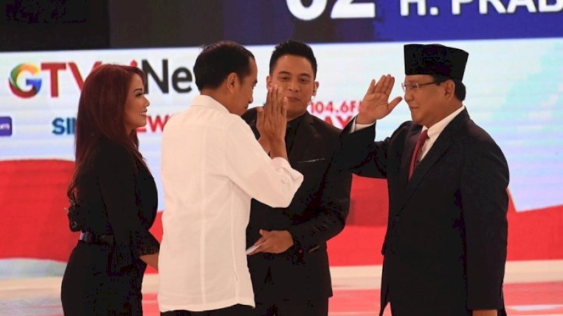 Jokowi dan Prabowo saling memberi hormat usai debat capres kedua, Minggu malam (17/2/2019).