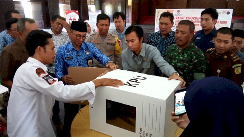 Komisi Pemilihan Umum (KPU) Kabupaten Gowa mulai merakit kotak suara di Istana Tamalate, Balla Lompoa, Senin (18/2/2019).