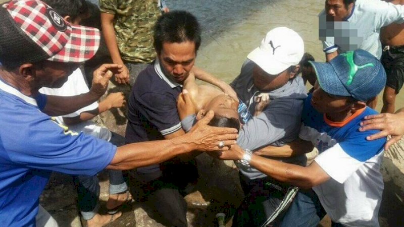 Proses evakuasi bocah yang tenggelam di Sungai Pannyakkang, Jeneponto.