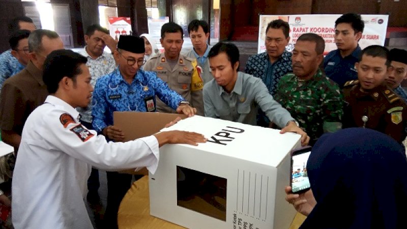 Perakitan kotak surat suara di Istana Tamalate, Balla Lompoa, Gowa, Senin (18/2/2019).