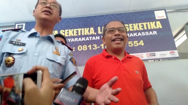 Ilham Arief Sirajuddin (kanan) bersama Kepala Lapas Klas 1 A Makassar, Budi Sarwono.