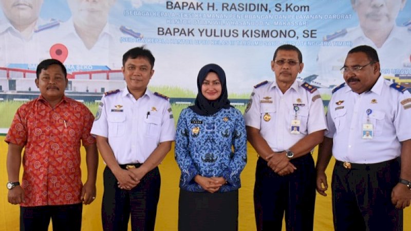 Bupati Luwu Utara, Indah Putri Indriani (tengah) pada acara pisah sambut Kepala Kantor UPBU Andi Djemma Masamba dan Seko, Senin (18/2/2019), di Gedung Fire Station Bandara Andi Djemma Masamba.