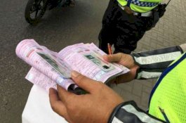 Ini Penjelasan Caleg di Bone, soal Kartu Nama Bisa Bebas Tilang