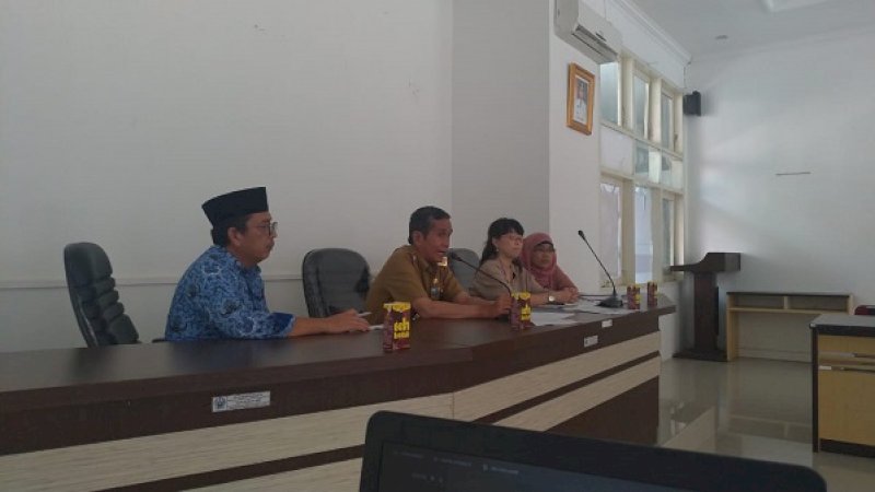 Kepala Dinas Sosial Provinsi Sulawesi Selatan, Ilham A Gazaling (dua kiri).