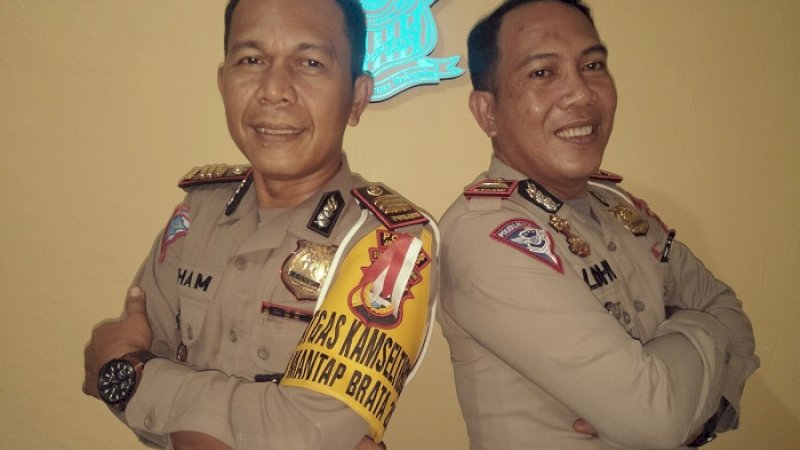 Kasat Lantas Polres Jeneponto, AKP Ilham (kanan) dan Kanit Regident Samsat Jeneponto, Aldiansyah.