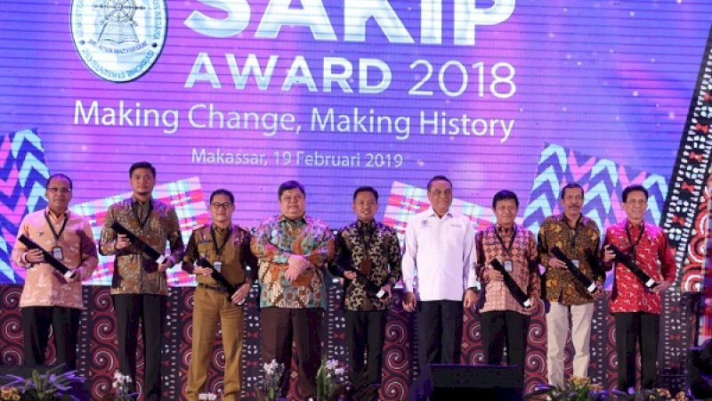 Penyerahan penghargaan Kementerian Pendayagunaan Aparatur Negara dan Reformasi Birokrasi (PAN-RB) untuk laporan Hasil Evaluasi Akuntabilitas Kinerja Instansi Pemerintah (LHE AKIP) tahun 2018 di Four Points Hotel, Makassar, Selasa (19/02/19).