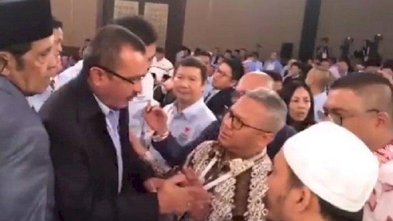 Suasana saat Ferdinand Hutahaean memprotes Ketua KPU RI, Arief Budiman pada debat capres kedua, Minggu (17/2/2019).