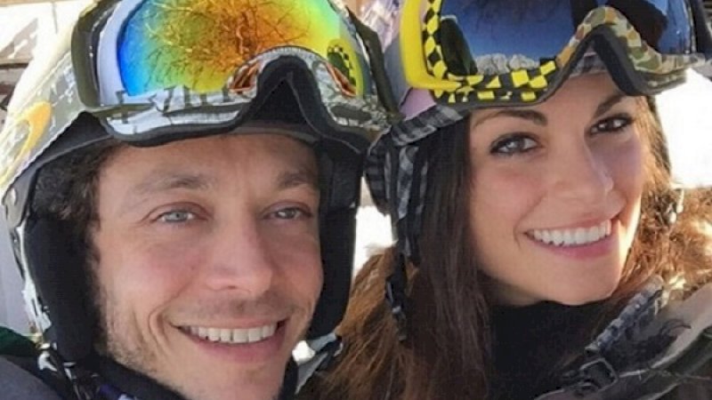 Valentino Rossi bersama sang kekasih Francesca Sofia Novello. (Foto: Ilgossip)