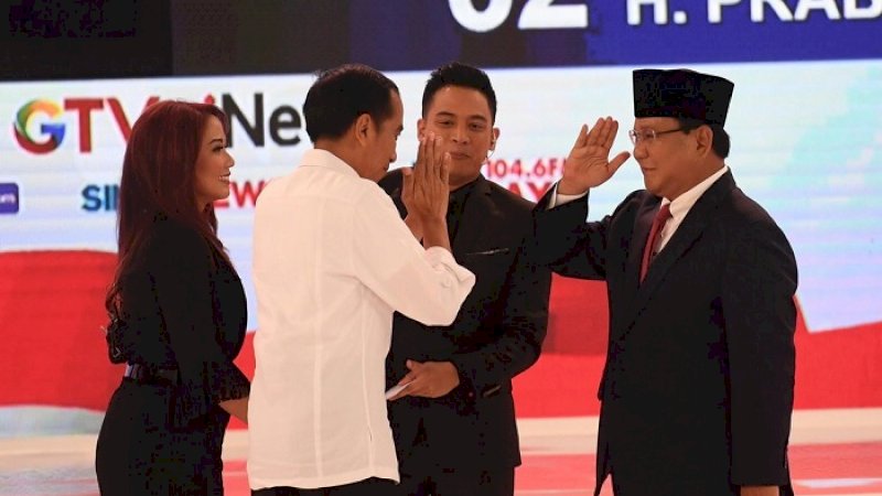 Jokowi dan Prabowo saling memberi hormat usai debat capres.