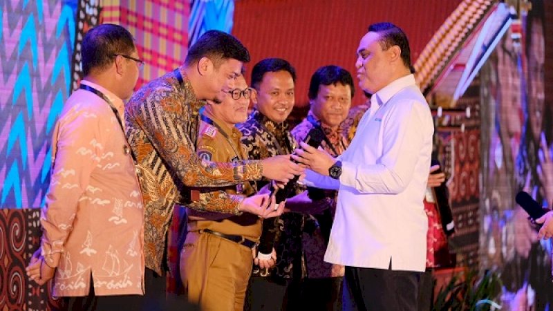 Penghargaan penghargaan oleh Menteri Pendayagunaan Aparatur Negara dan Reformasi Birokrasi (MenPAN-RB), Syafruddin, kepada Bupati Gowa, Adnan Purichta Ichsan pada acara SAKIP Awards 2018 Wilayah III, yang berlangsung di Hotel Four Point By Sheraton, Makassar (19/2/2019).