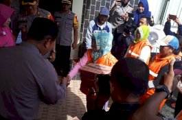 Aksi Seribu Rupiah, Polres Palopo Bagi-bagi Sembako untuk Petugas Kebersihan