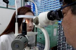 Kecerahan Layar Ponsel Tinggi, Wanita Ini Terima 500 Lubang Kecil di Matanya