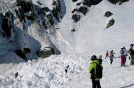 Belasan Orang Terkubur Salju Pasca Longsor di Resor Ski Swiss