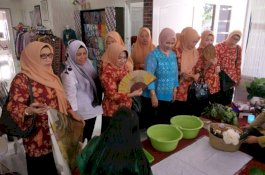 DWP Sulsel Asah Keterampilan Membuat Souvenir dan Batik