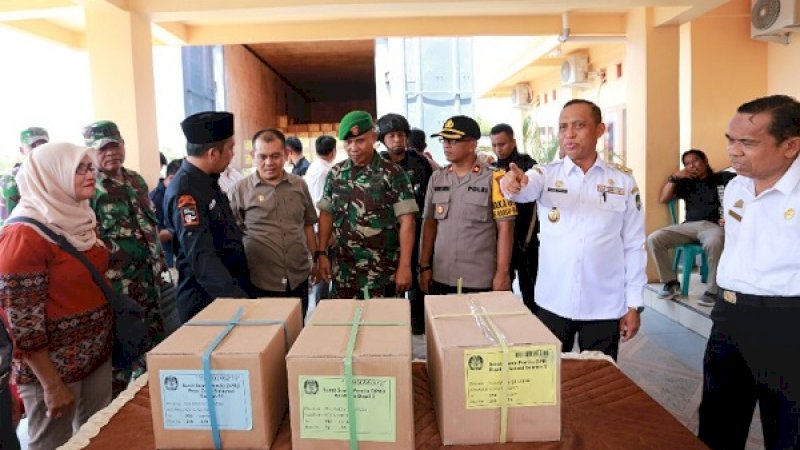 Suasana penerimaan logistik pemilu di Kantor KPU Kota Palopo, Rabu (20/2/2019).