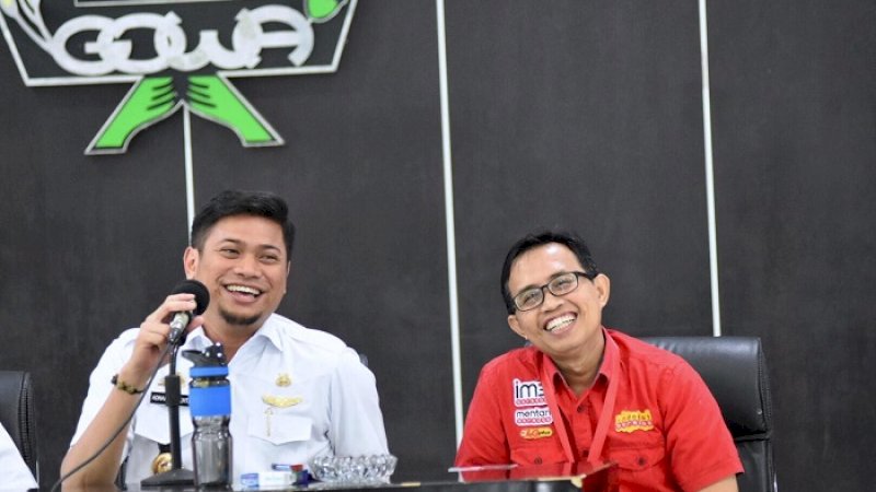 Bupati Gowa Adnan Purichta Ichsan didampingi Sales Manager Makassar Outer Indosat Ooredoo, Herman Usman.