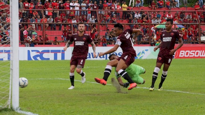 Ferdinand Sinaga mencetak gol indah usai menaklukkan kiper Perseru, Rabu (20/2/2019). (FOTO: ARFA RAMLAN/RAKYATKU.COM)