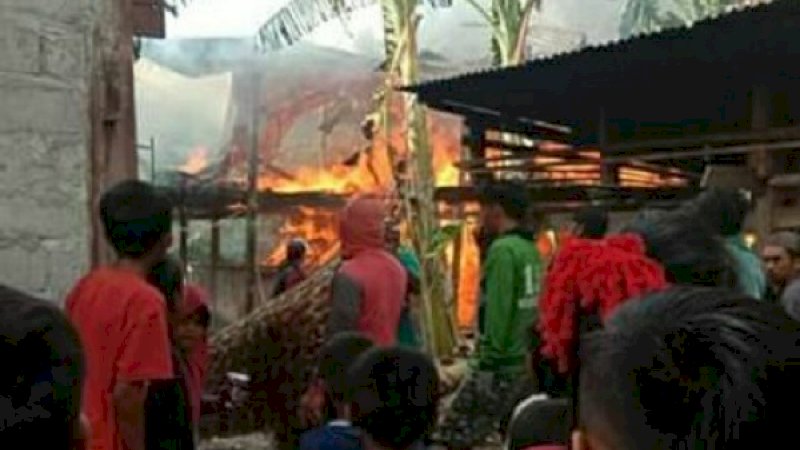 Kebakaran yang melanda sebuah rumah di Pinrang.