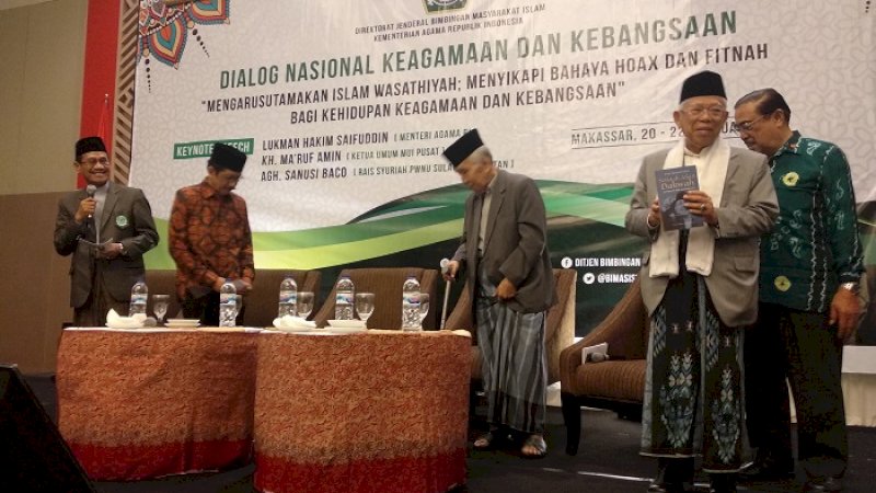 Ketua Umum MUI Pusat, KH Ma'ruf Amin menjadi pembicara dalam dialog nasional keagamaan dan kebangsaan di Hotel Claro, Jalan AP Pettarani, Makassar, Rabu malam (20/2/2019).