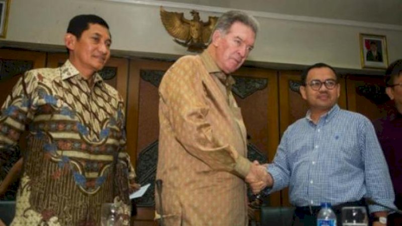 James R Moffet (tengah) bersama Sudirman Said beberapa waktu lalu.