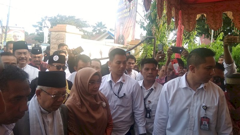 Cawapres KH Ma'ruf Amin didampingi putrinya saat hadir di Takalar, Rabu (20/2/2019).