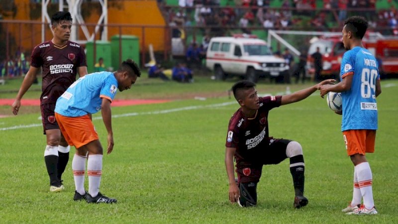 Pemain Perseru (biru oranye) dirundung masalah finansial berkepanjangan. (FOTO: ARFA RAMLAN/RAKYATKU.COM)