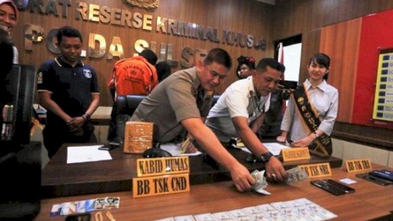 Kabid Humas Polda Sulsel, Kombes Pol Dicky Sondani menjejer barang bukti penipuan oleh warga negara Nigeria terhadap Marsida. (Foto: Arfa Ramlan/Rakyatku.com)