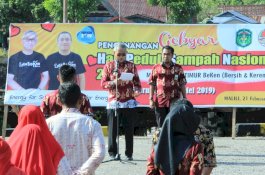 Canangkan HPSN 2019, Bupati Lutim Bagikan Botol Minuman Berkali Pakai