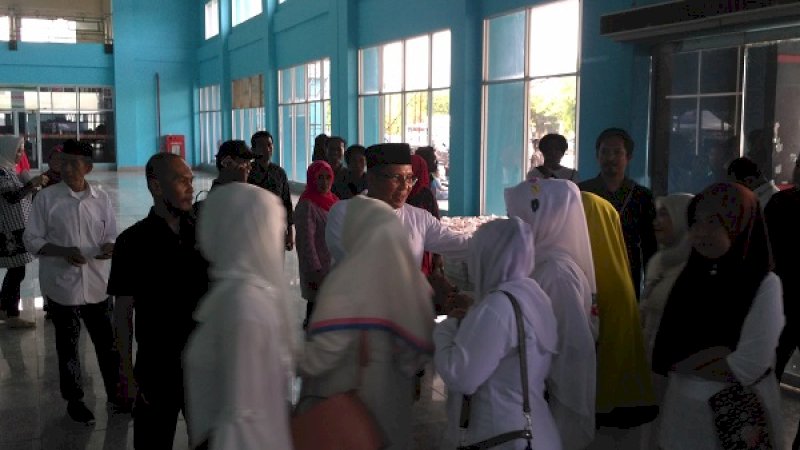 Wali Kota Makassar, Mohammad Ramdhan Pomanto, sibuk mengarahkan ibu-ibu yang baru datang di lokasi pengajian dan silaturahmi bersama calon Wakil Presiden, Ma'ruf Amin.