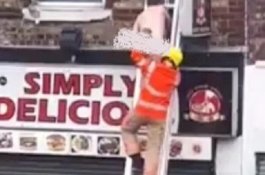 Rumah Bordil Terbakar, Pria Bugil Panjat Tembok Lalu Melambai ke Petugas Pemadam