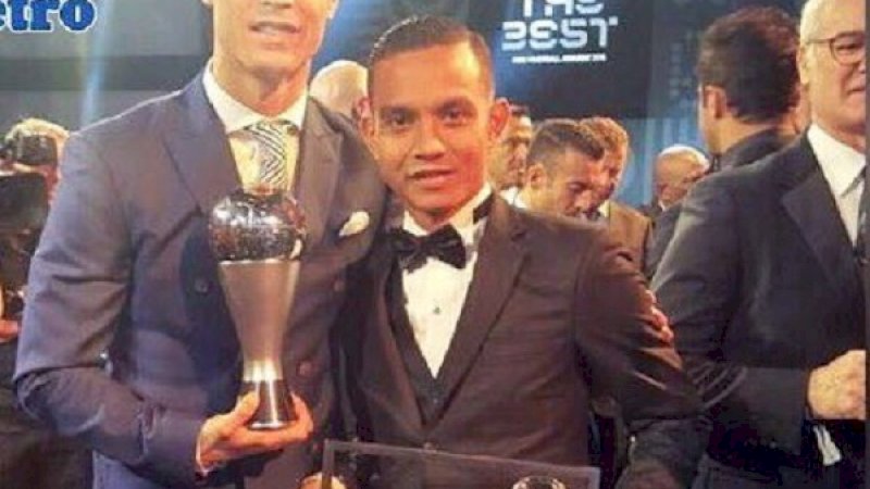 Faiz Subri berpose bareng Cristiano Ronaldo. (Foto: Says)