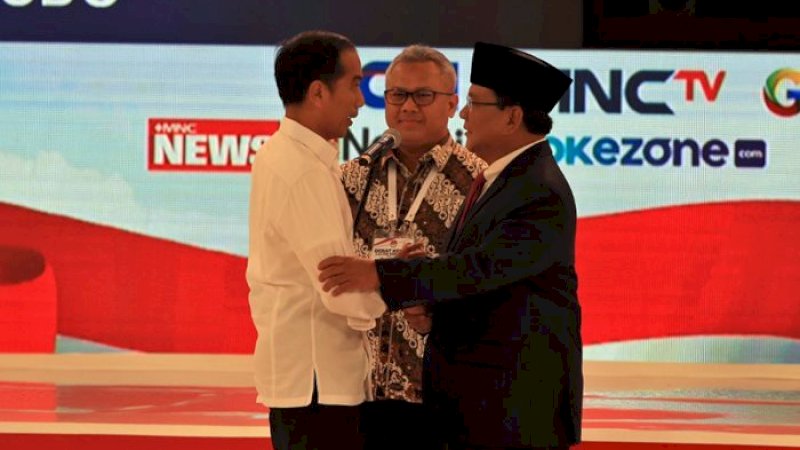 Jokowi, Prabowo dan Arief Budiman pada debat capres kedua.