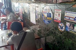 Dinding Warkop Parepare Penuh Stiker Caleg, Pemilik Pasrah, KPU Membolehkan