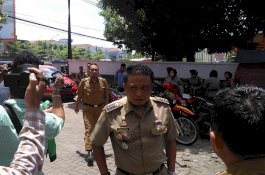 Didampingi Pengacara, 15 Camat Tiba di Kantor Bawaslu Sulsel Jelang Salat Jumat