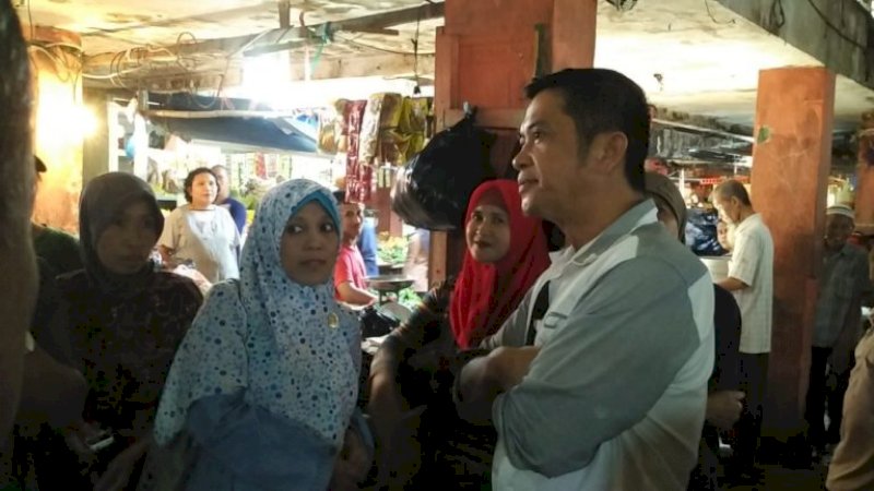 Dirut PD Pasar Makassar dan Anggota DPRD Makassar Kunjungi Pasar Sambung Jawa