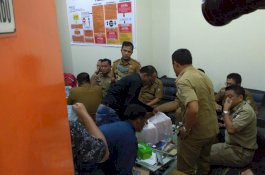 Pemeriksaan Belum Dimulai, Camat se-Makassar Santap Nasi Kotak di Kantor Bawaslu