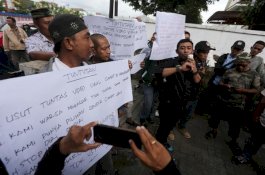 Massa Unjuk Rasa Kawal Pemeriksaan 15 Camat di Bawaslu Sulsel