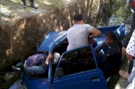 Sopir Ngantuk, Mobil Pikap Terjun Bebas ke Selokan