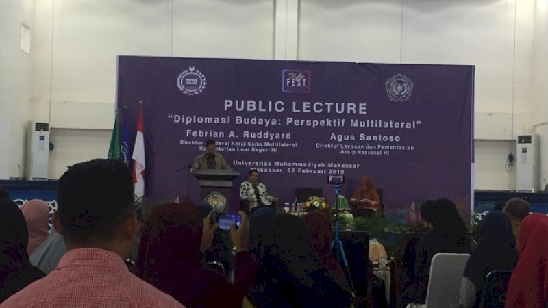 Kementerian Luar Negeri Republik Indonesia bekerja sama Universitas Muhammadiyah (Unismuh) Makassar menghelat Public Lecture Diplomasi Budaya; Perspektif Multilateral di Balai Sidang Universitas Muhammadiyah Makassar, Jumat (22/2/2019). 