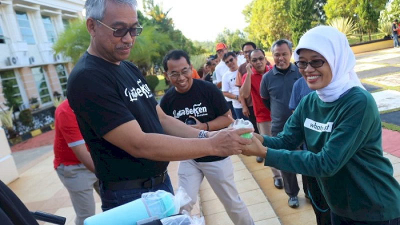 Dalam rangka Hari Peduli Sampah Nasional (HPSN), Dinas Lingkungan Hidup Luwu Timur membagikan ratusan tumbler untuk para pegawai pada acara apel pagi di halaman kantor bupati, Jumat (22/2/2019).