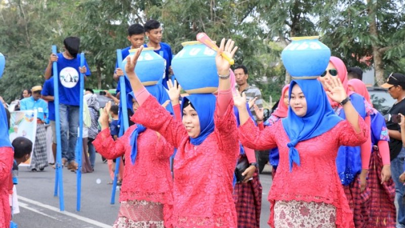 Majjujung busu, salah satu yang ditampilkan pada karnaval dalam rangka hari jadi Barru.