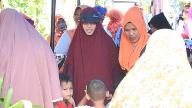 Aura Aulia Imandara DP (pakai topi) saat bersilaturahmi dengan warga Kelurahan Bangkala, Kecamatan Manggala, Jumat (22/2/2019).