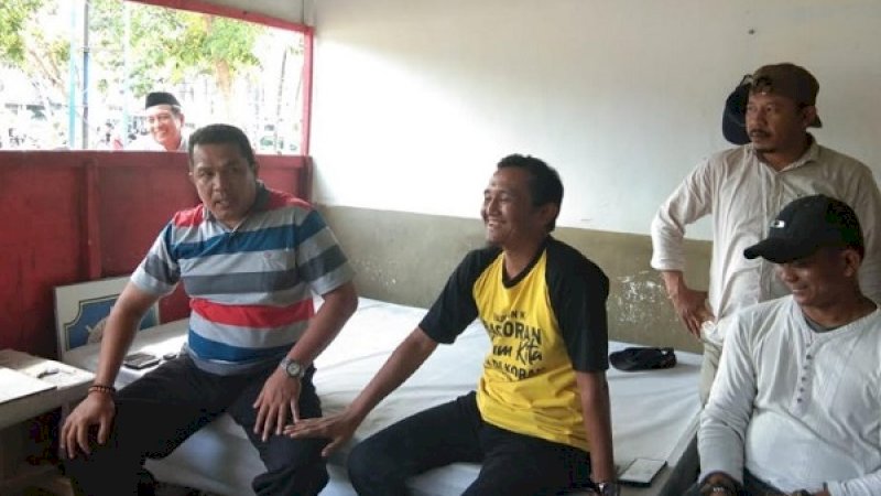 Kasatpol PP Sinjai (kiri) saat menyampaikan klarifikasi mengenai anggotanya yang mengancam membunuh wartawan. (Foto: Rahmatullah/Rakyatku.com)