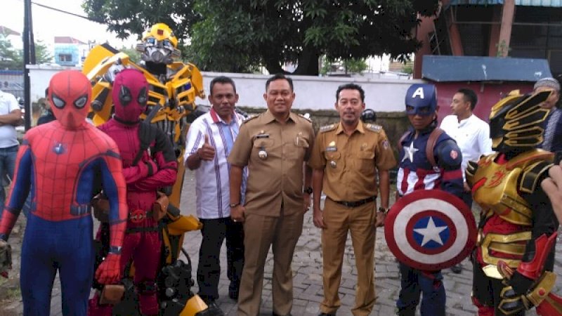 Robot bamblebee, Satria Garuda BIMA-X, Spider-Man dan Captain America muncul di halaman depan kantor Bawaslu Sulsel. 