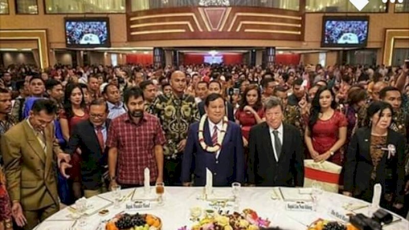 Prabowo Subianto bersama warga etnis Tionghoa di Medan.