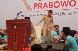 Mengaku Ditegur Ulama, Prabowo Mulai Minum Sambil Duduk