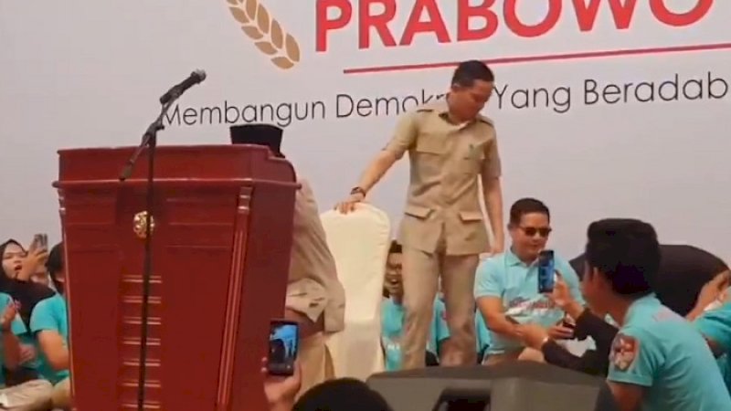 Momen saat Prabowo Subianto minum kopi sambil duduk di tengah-tengah pidato di Medan, Jumat malam (22/2/2019).